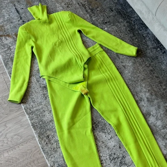 Vibrant Green Turtleneck Knit Set - Picture 4 of 7